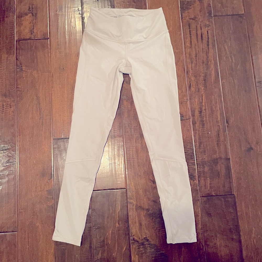 NWOT Victoria Sport Light Grey Leggings